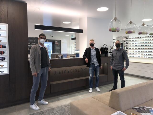 Bei der Tour durch die Einkaufsstadt Landeck besuchte der WB-Bezirksobmann kürzlich auch Weinseisen Optik: Michael Gitterle, Mathias Weinseisen und Clemens Weinseisen (v.l.). | Foto: Wirtschaftsbund Landeck