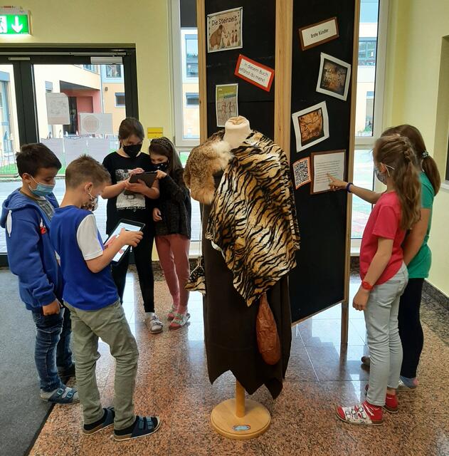 Die Kinder sind mit Begeisterung bei der Lesezeitreise dabei. | Foto: VS Voitsberg