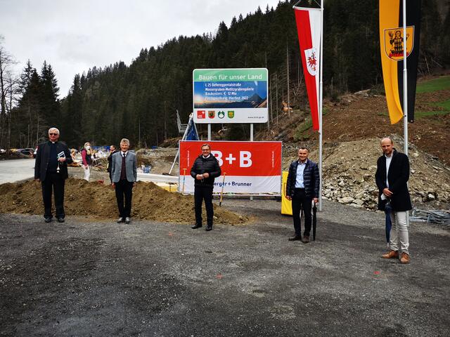 v.l.: Pfarrer Damian Frysz, Bgm. Vitus Monitzer, LH Günther Platter, Bgm. Franz Hopfgartner (Hopfgarten) und Bgm. Ingo Hafele (St. Jakob) | Foto: Gabi Innerhofer