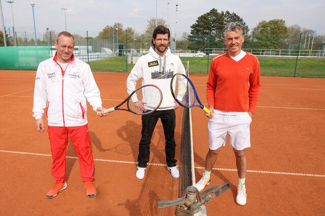 Tennismatch zwischen Michael Tojner (Aufsichtsratsvorsitzender und Mehrheitseigentümer der VARTA AG) und Davis-Cup-Kapitän Stefan Koubek zum Auftakt der neuen Partnerschaft. ÖTV-Sportdirektor Jürgen Melzer war der Schiedsrichter. | Foto: Katharina Schiffl