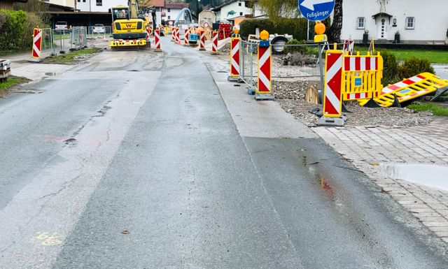 Die Arbeiten an der Kössener Alleestraße sind im Gange. | Foto: Kogler