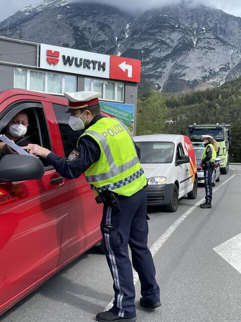 Die Testverpflichtung gilt für alle Personen, die sich im Telfer Gemeindegebiet aufgehalten haben und das Gemeindegebiet verlassen wollen – unabhängig von ihrem Wohnsitz und unabhängig davon, wie lange sie sich dort aufgehalten haben. 