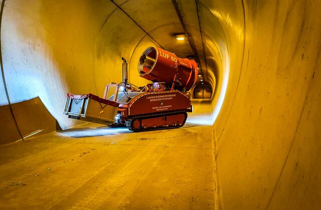 Das neue Löschunterstützungsfahrzeug wurde in den Tunnel gebracht. | Foto: FF Mooskirchen