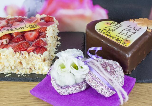 Am Freitag und Samstag vor dem Muttertag können die Kunden im EKZ Der Grissemann Kuchen sowie eine mit Rosen dekorierte Schmuckdose gegen freiwillige Spenden mitnehmen. | Foto: Der Grissemann