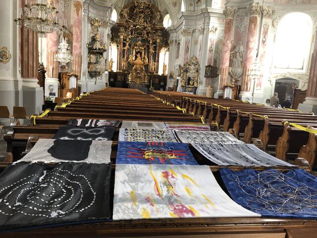 Die Textilkunstwerke der Weizer Künstlerin Kornelia Strahlhofer können im Sakralraum der Basilika besichtigt werden.