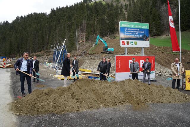Am 30. April erfolgte der offizielle Spatenstich für den Bau von zwei neue Galerien an der Defereggentalstraße. | Foto: Gabi Innerhofer