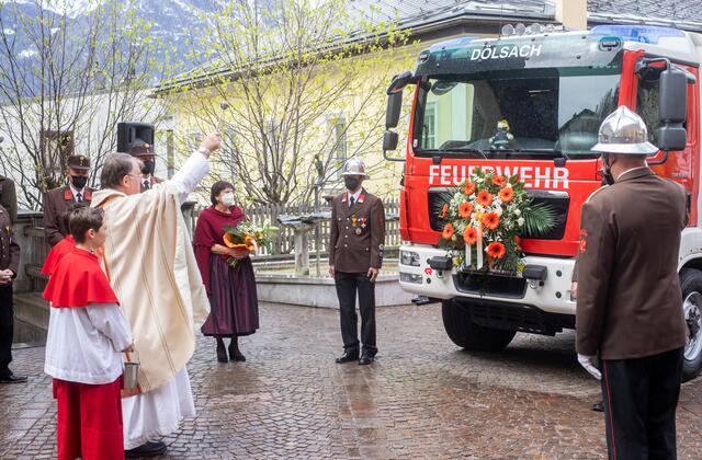 Pfarrer Bruno Decristoforo beim Segnen des neuen Tankloeschfahrzeuges. | Foto: Brunner Images