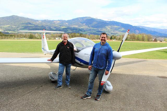 Obmann des Kärntner Luftfahrerverbandes (KLV) Wolfsberg Peter Feldenczer mit dem Leiter der Flugschule Roland Rampitsch (von links) | Foto: Teferle