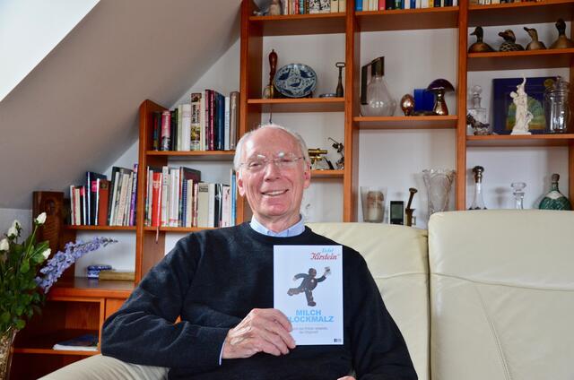 Firmeninhaber Willy H. Kirstein mit seinem Milch Blockmalz. | Foto: Schilling