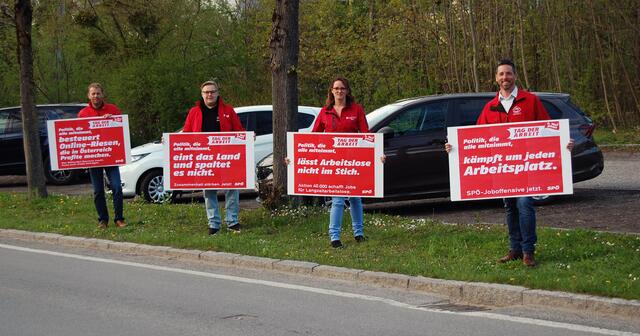 Die SPÖ im Bezirk Ried fordert eine Politik, die alle Menschen im Land mitnimmt. v.l.n.r.: Bezirksvorsitzender Bürgermeister Fritz Hosner, Landtagskandidat Patrick Holzinger, Bezirksfrauenvorsitzende Vizebürgermeisterin Christin Meingassner und Landtagswahlkandidat Sebastian Forstner.