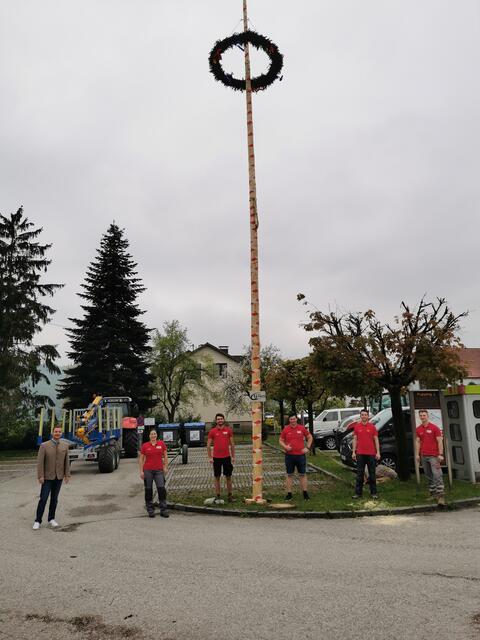Die Landjugend Eferding Umgebung stellte den Maibaum in Pupping auf.

v.l.n.r.: Bürgermeister von Pupping Mario Hermüller, Helena Hehenberger, Moritz Pöschl, Daniel Ehrengruber, Leiter Raffael Ehrengruber, Georg Falzberger. | Foto: LJ