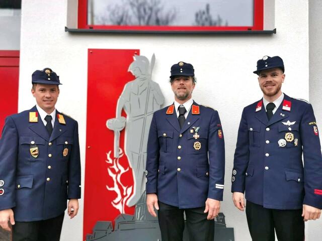 Bürgermeister und Bezirksfeuerwehrkommandant Patrick Skubel, Kommandant Gabriel Potocnik und Kommandant-Stellvertreter Daniel Borstner | Foto: Privat