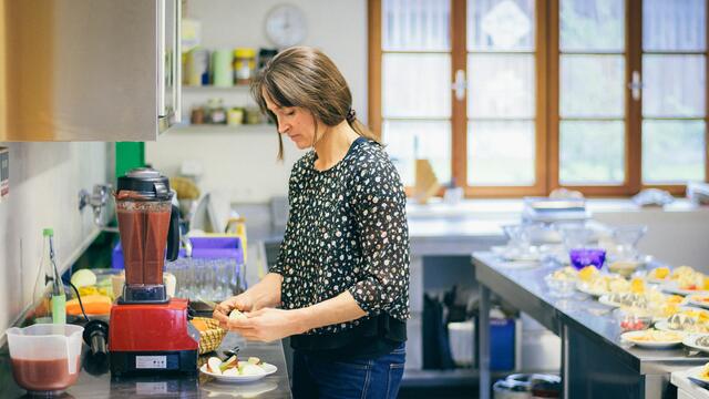 Am Seyrhof wird Brot aus eigenem Getreide gebacken. Auch Wildkräuter kommen dabei zum Einsatz. | Foto: Seyrhof