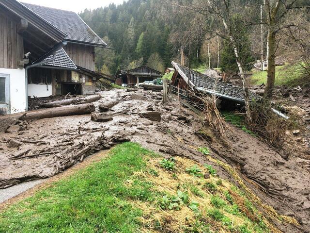 Die Mure richtete großen Schaden am Gehöft an.  | Foto: FF Winklern