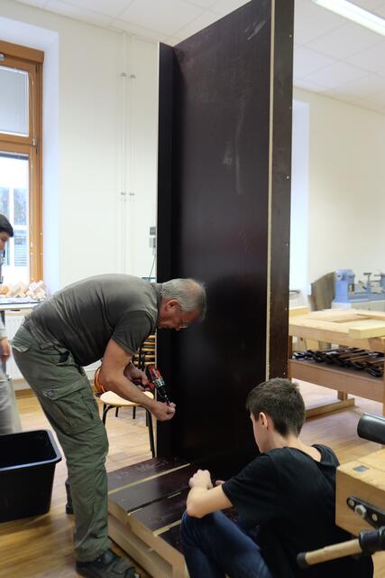 Die Schüler starteten das Projekt mit ihrer Klassenvorständin. Gebaut wurde es anschließend mit Werkstättenlehrer Karl Grössing.