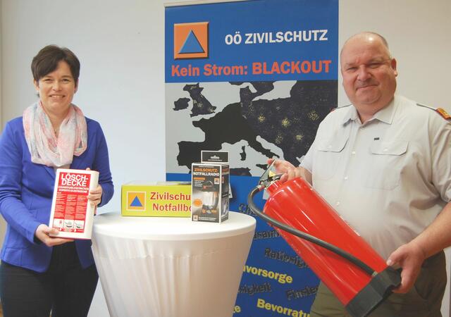 Bezirkshauptfrau Barbara Spöck und Bezirksfeuerwehrkommandant Steyr-Land, Wolfgang Mayr.  | Foto: BH Steyr-Land