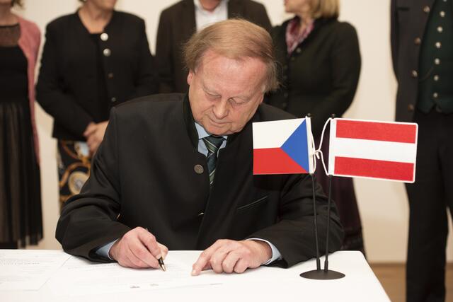 Bürgermeister Alfred Hartl bei der Unterzeichnung der Städtepartnerschaft mit der südböhmischen Kleinstadt Písek.