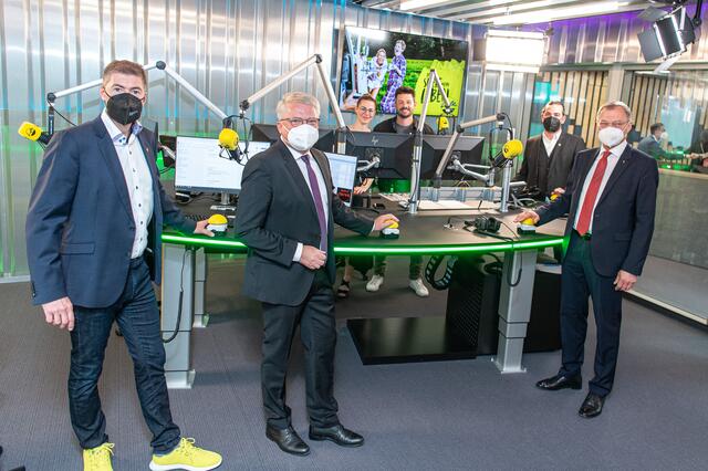 Am 29. April haben Landeshauptmann Thomas Stelzer (rechts), der Linzer Bürgermeister Klaus Luger (2.v.l.) gemeinsam mit Life Radio GF Christian Stögmüller (links) und Studioleiter Matthias Dietinger (2.v.r.) den modernsten Audiocampus des Landes "On Air" geschickt.