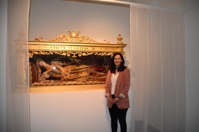 Museumsdirektorin Barbara Taubinger vor der Heiligen Felicitas. | Foto: Katharina Gollner