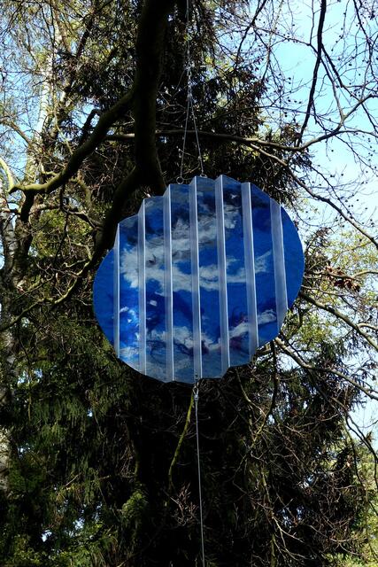 Anita Selingers Kunstwerk "Den Himmel durchstreifen" ist im Botanischen Garten in Linz von April bis Oktober 2021 zu sehen.  | Foto: Franz Wawrinek