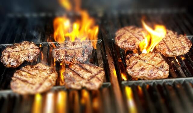 So einfach geht´s: lade ein Foto hoch von deiner regionalen Grillerei und gewinne einen neuen Weber Holzkohle-Kugelgrill! | Foto: pixabay.com