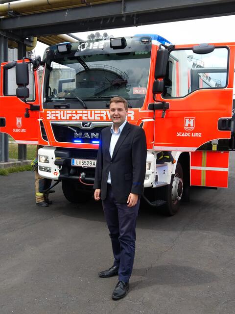 Sicherheitsreferent Stadtrat Michael Raml bedankt sich bei den Feuerwehren für ihren Einsatz.