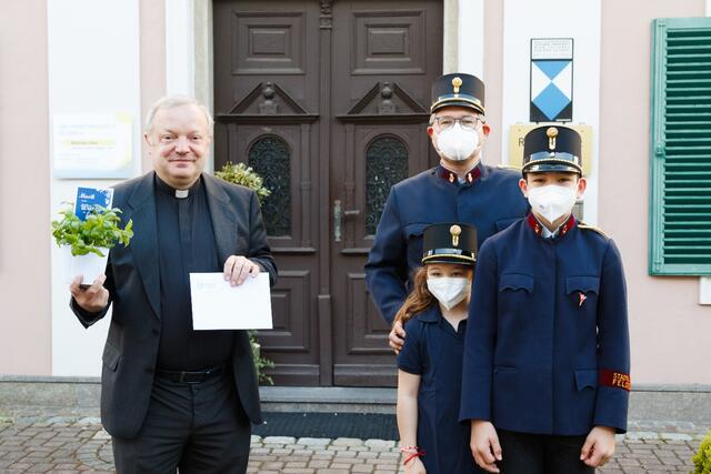 Pfarrer Friedrich Weingartmann mit Obmann Peter Pöllabauer und seinen Kindern.