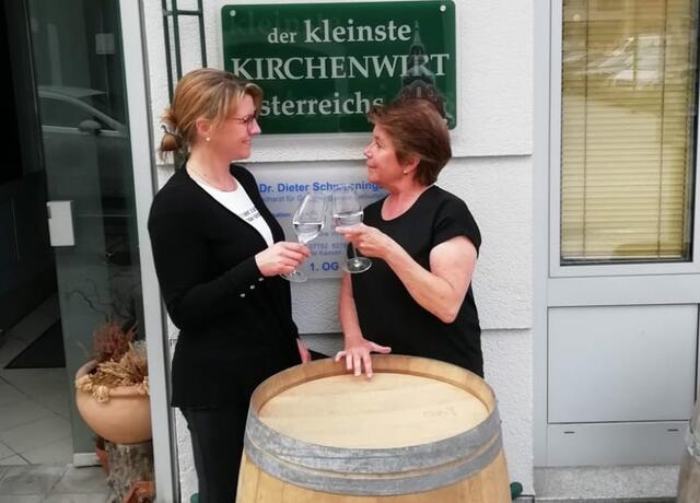 Martina und Sabine, die neue Inhaberin des Stehachterls am Rieder Kirchenplatz.