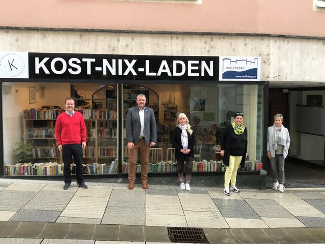 Von links: Stadtrat Christian Stückler und Bürgermeister Hannes Primus mit drei der vielen ehrenamtlichen Helferinnen – Karin Begic, Christine Krump und Herta Pogreitz | Foto: Stadtgemeinde Wolfsberg