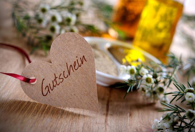 Service-Engerln verteilen am Mittwoch, Donnerstag und Freitag Gutschein in der Rieder Innenstadt.