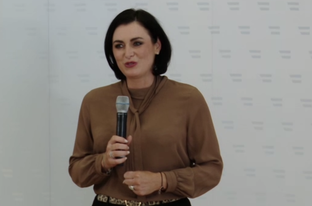 Tourismusministerin Eisabeth Köstinger (ÖVP): „Jede Bürgerin, jeder Bürger kann sich aussuchen, auf welche Art er seinen Status nachweisen will. Analog oder digital per QR-Code. Für unsere Wirte, Hotels und Freizeiteinrichtungen wiederum wird es sehr einfach sein, diesen Status zu prüfen. Dabei gelangen keinerlei persönliche Daten in fremde Hände, es wird nur die Berechtigung für den Zutritt erteilt.“
