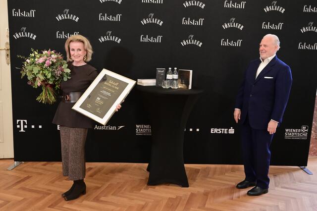 Elisabeth Gürtler bei der Übergabe der Auszeichung durch Falstaff-Herausgeber Wolfgang Rosam .