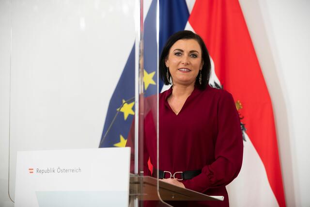 Bundesministerin Elisabeth Köstinger betonte, dass ein gänzliches Glyphosat-Verbot auf nationaler Ebene nach EU-Recht nicht möglich sei.