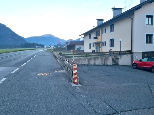 Der Alkolenker prallte gegen den Zaun der Polizeiinspektion Erpfendorf. | Foto: ZOOM.TIROL