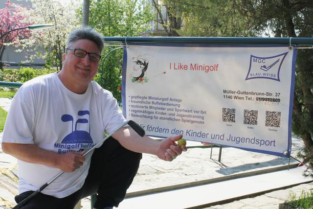 Der Minigolfplatz-Betreiber Markus Schleich nützt selbst jede Gelegenheit, um sein spielerisches Können zu verbessern. | Foto: Patricia Hillinger