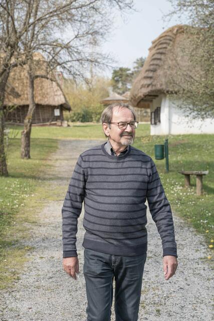 Edi Nicka freut sich, dass das Freilichtmuseum nun wieder Besuchern offen steht. | Foto: Reduce Gesundheitsresort