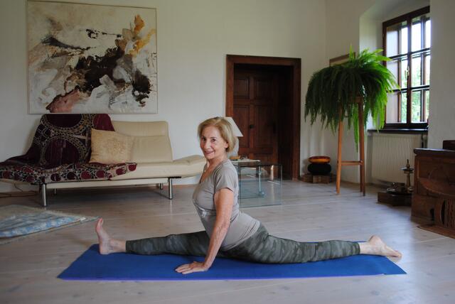 Erika Swoboda lebt in Arnfels und macht auch mit 84 Jahren täglich Yoga. | Foto: privat