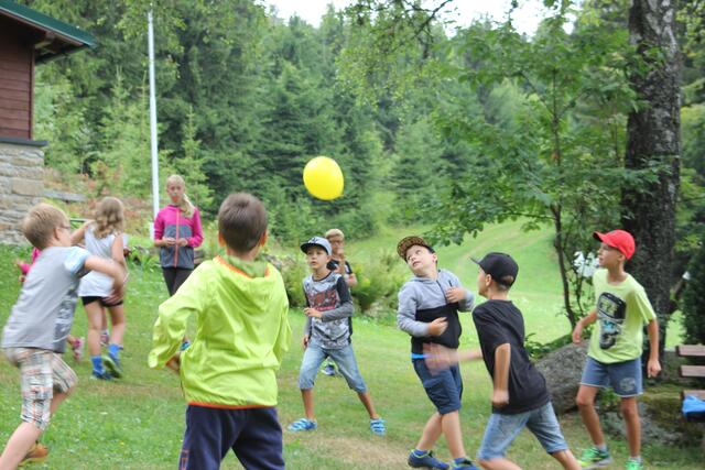 „Die Situation für Kinder- und Jugendorganisationen ist derzeit schwierig! Es fehlt die Planungsgrundlage für Sommerlager“, so Magdalena Schwarz, Geschäftsführerin der Bundesjugendvertretung.