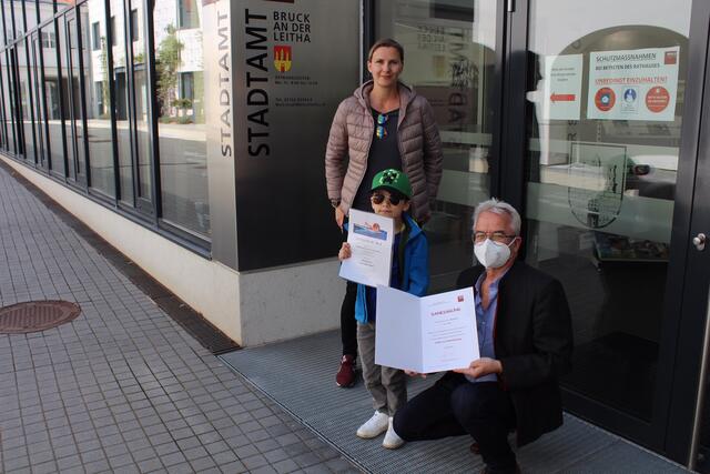 Mutter Martina Redl, Held Felix Mannsbart und Bürgermeister Gerhard Weil  | Foto: Stadt Bruck 