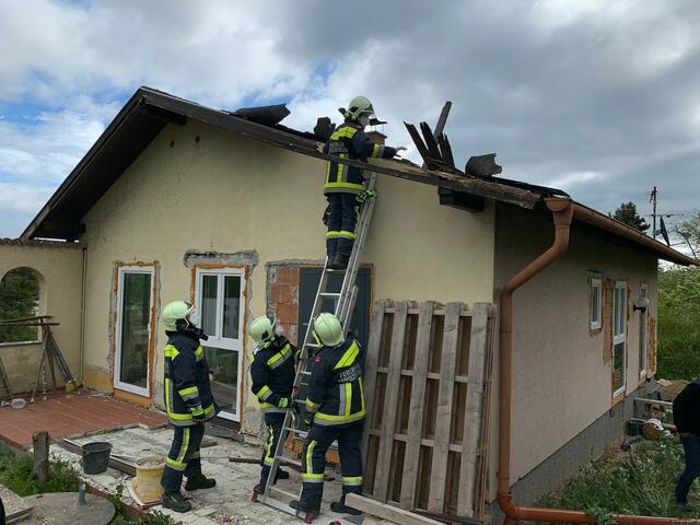 In Niederösterreich mussten Häuser abgedeckt werden. | Foto: BFKDO Tulln - Pressestelle