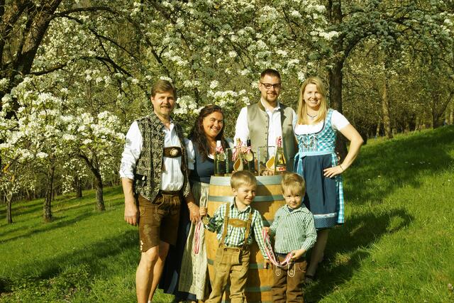 Mostsommelier Franz mit Margarete, Kellermeister Stefan mit Katrin und Kinder (Andreas und Johannes) im blühenden Obstgarten (von links)