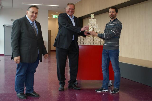 Gelungene Übergabe: Direktor G. Greier (m.) und M. Gimpl (r.)