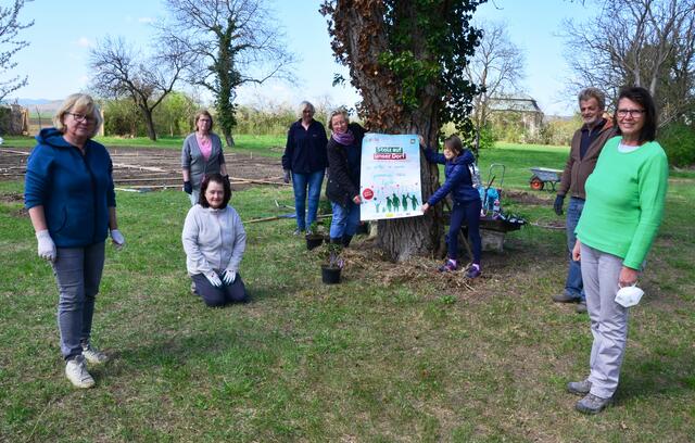 Die Begeisterung, im verwunschenen Garten hinter den Parkmauern gemeinsam zu garteln, ist groß. Von links: Wilma Klein, Emma Holzer, Gerti Rieder, Herta Iwanoff, die Projektleiterin Poldi Nastberger, Betti Dimi, Karl Rieder und Maria Forstner. | Foto: Lieselotte Jilka