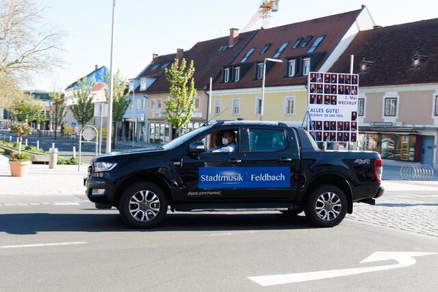 Im dekorierten Pick-Up fuhren Mitglieder der Stadtmusik Feldbach durch die Stadt. | Foto: Stadtmusik Feldbach