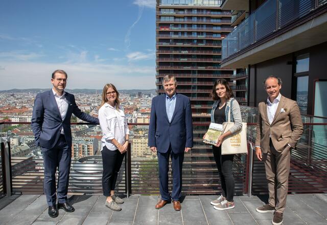 ´Bei der Schlüsselübergabe im Turm 3 von TrIIIple an eine der ersten BewohnerInnen Julia Obmann (rechts): Hans-Peter Weiss, CEO der ARE Austrian Real Estate, Olena Sosenko, Residence Manager TrIIIple Linked Living, Bezirksvorsteher Erich Hohenberger und Erwin Soravia, CEO von Soravia (v.l.). | Foto: Soravia