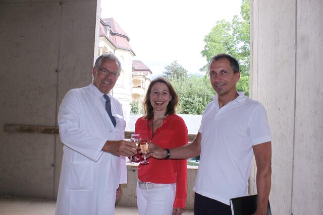 Annette Leja folgt Bernhard Tilg, hier im Bild mit Ärztlicher Dir. Adalbert Liener und Architekt Karlheinz Röck