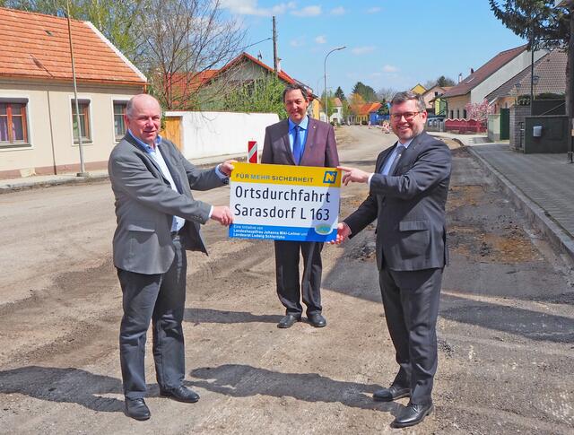 Bürgermeister Johann Laa, NÖ Straßenbaudirektor Josef Decker und Landesrat Ludwig Schleritzko