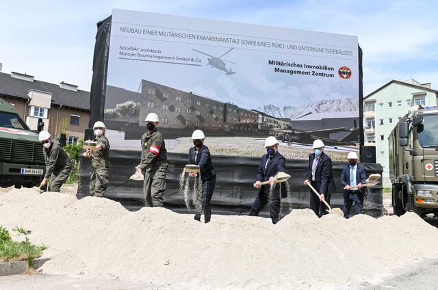 Der Spartenstich für den Neubau einer militärischen Krankenanstalt sowie eines Büro- und Unterkunftsgebäudes ist u. a. im Beisein von Verteidigungsministerin Klaudia Tanner und LH Günther Platter erfolgt. | Foto: zeitungsfoto.at