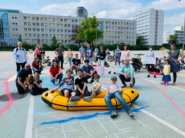 Unter dem Motto "Badebucht statt Betonwüste" malten die Kinder beim Protestfrühstück am Urfix-Gelände schon einmal mit Kreide auf, wie sie sich die Erholungsoase vorstellen könnten.
