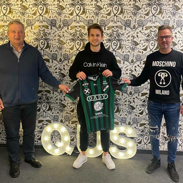 Lebring-Neuzugang Florian Ferk mit Obmann Franz Labugger (l.) und Sportlichem Leiter Hannes Steiner